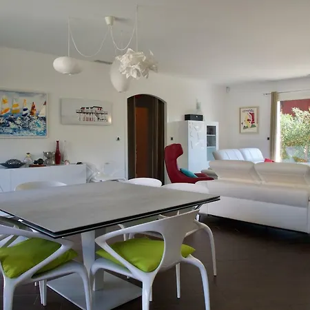 Avec Piscine Et Terrasse Chauffees