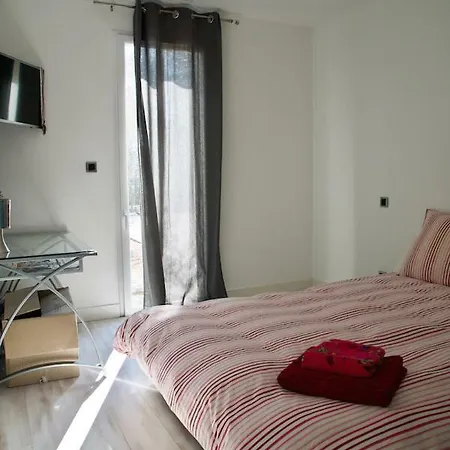 Avec Piscine Et Terrasse Chauffees فيلة لا تاسْتْ دو بوك