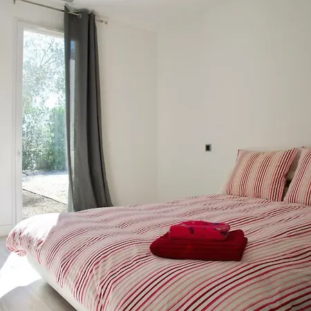 Avec Piscine Et Terrasse Chauffees فيلة
