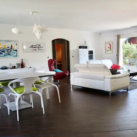 Avec Piscine Et Terrasse Chauffees فيلة